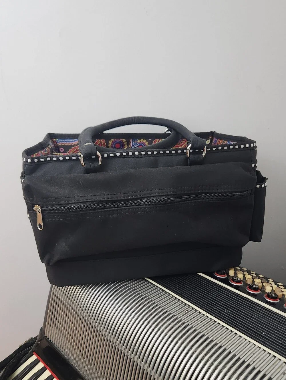 LIKE NEW BLACK NYLON ORGANIZER BAG W/PAISLEY PRINT INTERIOR